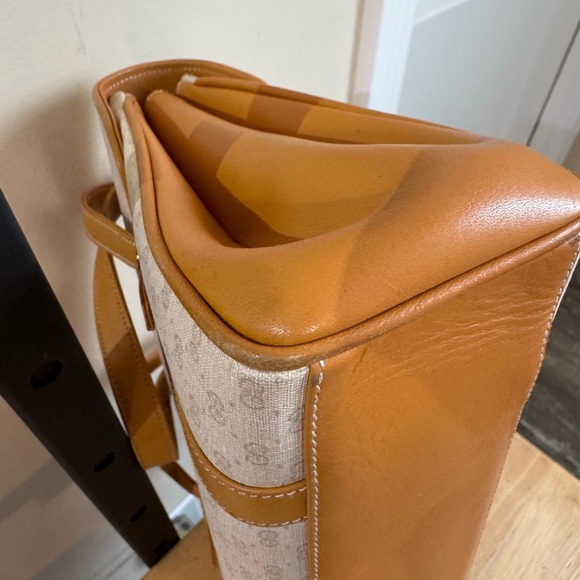 Gucci Micro Logo Tan and Cream Shoulder Bag - Picture 7 of 16